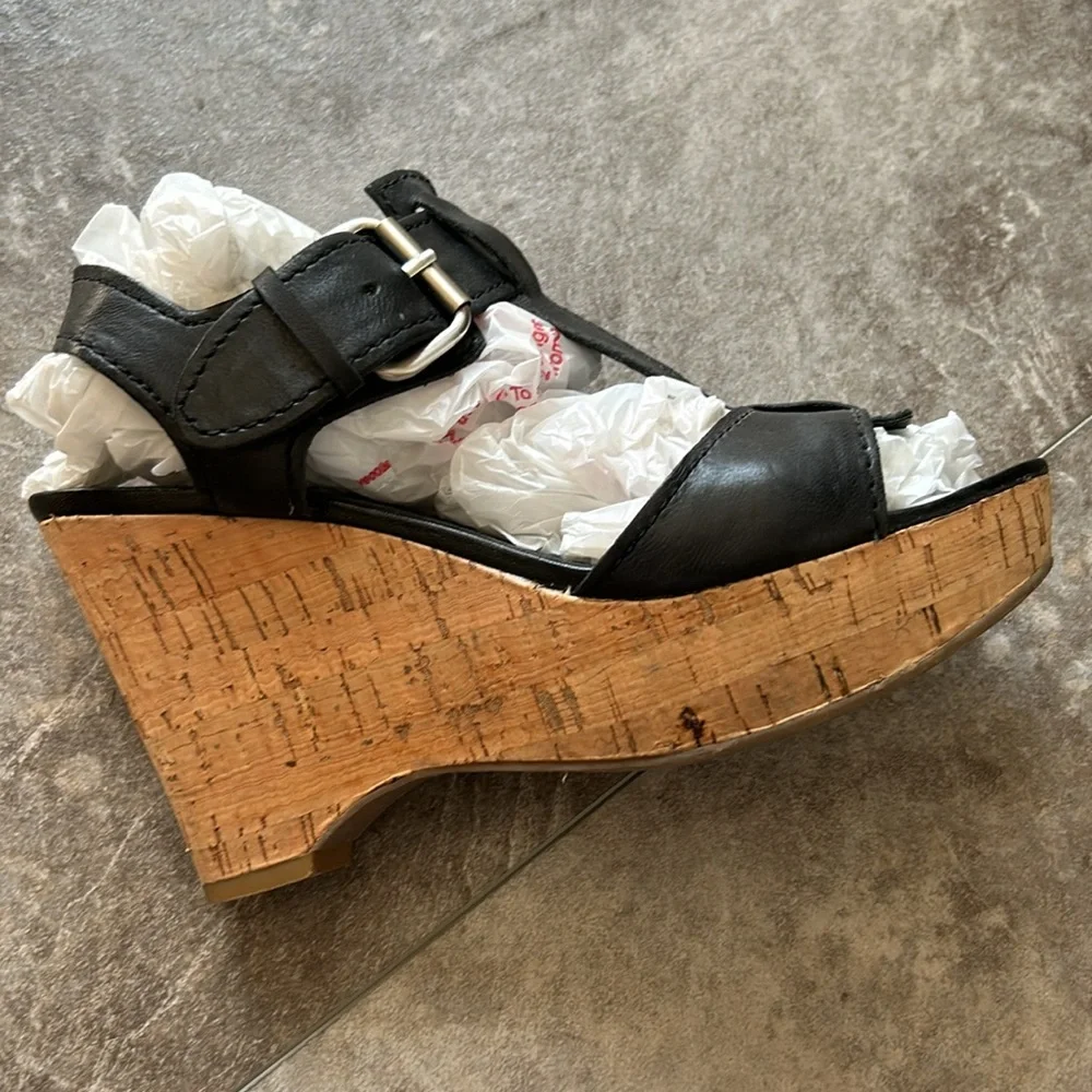 Black 100% real leather Franco Sarto. Compliments any outfit. Size 71/2